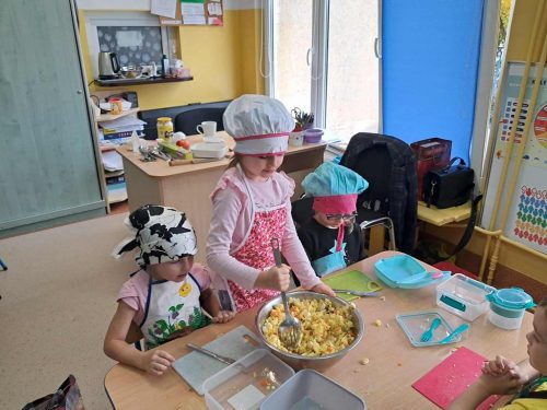 DZIECI Z GRUPY JAGÓDKI PRZYGOTOWAŁY SAMODZIELNIE SAŁATKĘ JARZYNOWĄ