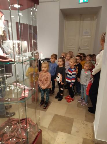 GRUPA BIEDRONKI NA WYSTAWIE I WARSZTATACH „SKARBY WIEKÓW ŚREDNICH” I WARSZTATACH W MUZEUM IM. JACKA MALCZEWSKIEGO W RADOMIU