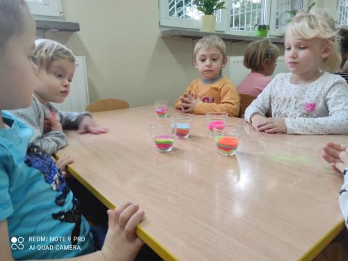 WARSZTATY PRZEPROWADZONE PRZEZ FIRMĘ MAMMALEO W GRUPIE BIEDRONKI- WYKONANIE ŚWIECZKI
