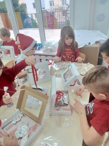 WIZYTA SWIĘTEGO MIKOŁAJA I DEKOROWANIE PIERNIKÓW W GRUPIE STOKROTKI