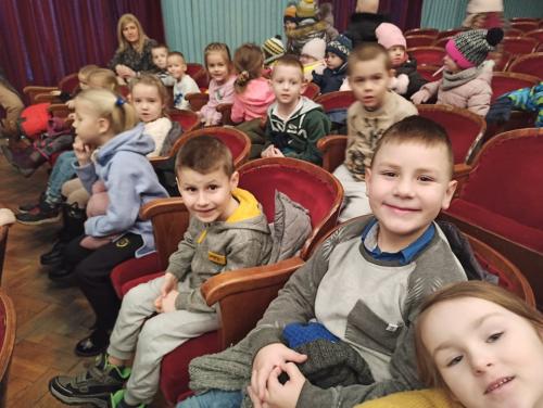 GRUPA SŁONECZKA W TEATRZE NA PRZEDSTAWIENIU PT. "CZARODZIEJSKI OŁÓWEK"