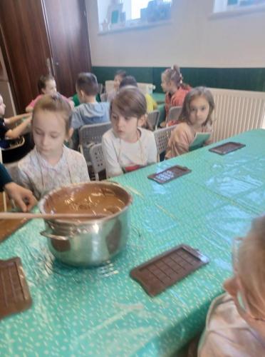 GRUPA STOKROTKI NA WARSZTATACH Z ROBIENIA CZEKOLADY W MAMMLEO