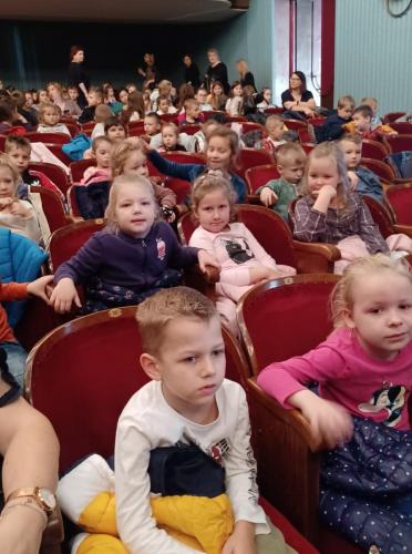 WYJAZD GRUP: JAGÓDKI, MOTYLKI, SŁONECZKA, STOKROTKI DO URZĘDU MIEJSKIEGO NA PRZEDSTAWIENIE PT. "BAŚNIE PANA ANDERSENA"