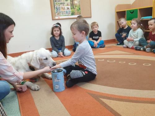 SPOTKANIE EDUKACYJNE Z PSEM W GRUPIE BIEDRONKI