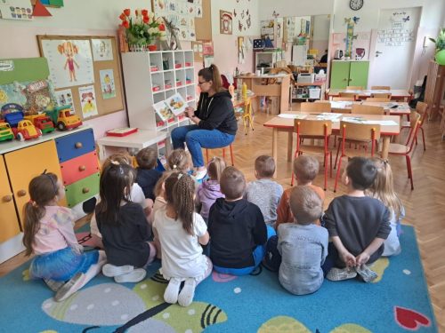 RODZICE W GRUPIE MOTYLKI CZYTAJĄ DZIECIOM BAJKI