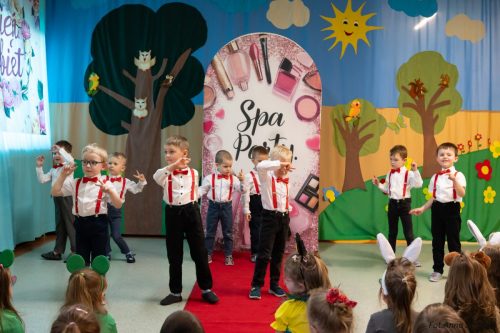 UROCZYSTOŚĆ Z OKAZJI DNIA KOBIET W WYKONANIU GRUPY MOTYLKI