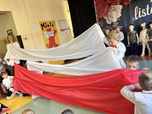 AKADEMIA Z OKAZJI 11 LISTOPADA W WYKONANIU GRUPY STOKROTKI I UDZIAŁ W AKCJI "SZKOŁA DO HYMNU"