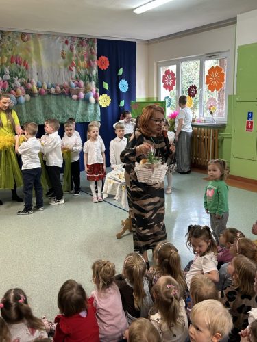 UROCZYSTOŚĆ Z OKAZJI WIELKANOCY W WYKONANIU GRUPY BIEDRONKI