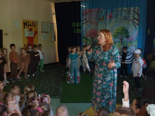 UROCZYSTOŚĆ Z OKAZJI DNIA ZIEMI W WYKONANIU GRUPY MUCHOMORKI